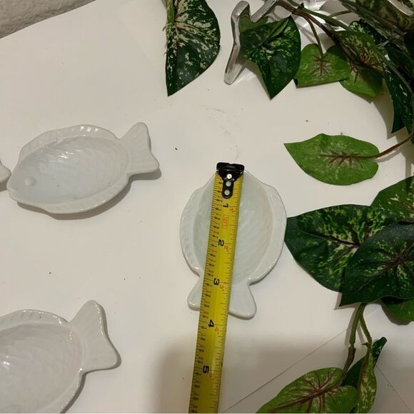 White Ceramic Fish Shaped Serving Trinket Dishes Set of 5 G3 - Picture 3 of 4